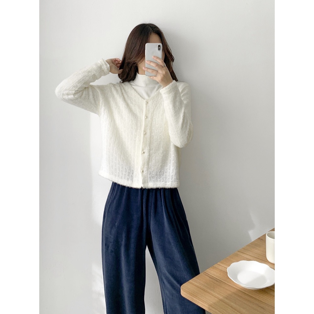 🇰🇷Onéul 映日🇰🇷韓國女裝🇰🇷🌿預購款🌿毛絨感珍珠釦針織衫#韓國女裝#冬季新品-細節圖4