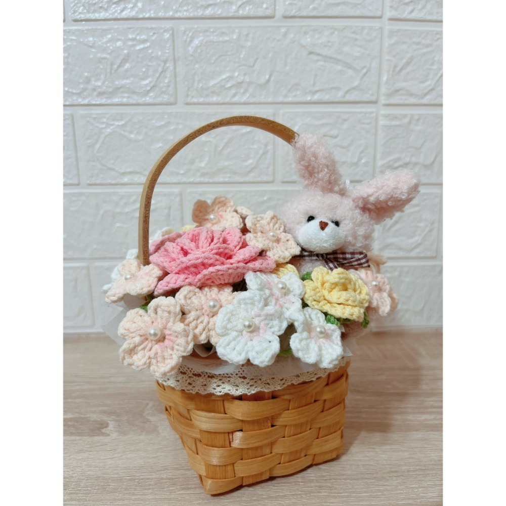 成品手工鉤針編織花籃盛放花朵與小兔玩偶情人節花籃-細節圖2