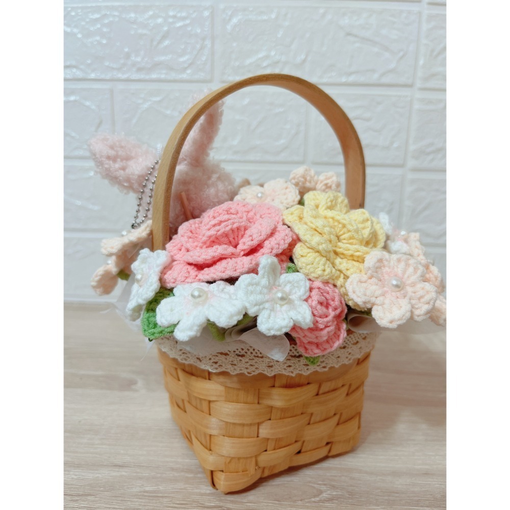 成品手工鉤針編織花籃盛放花朵與小兔玩偶情人節花籃-細節圖3