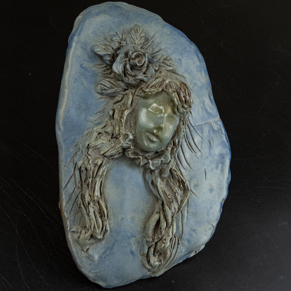 藍色陶土浮雕無臉少女雕刻裝飾陶板-細節圖2