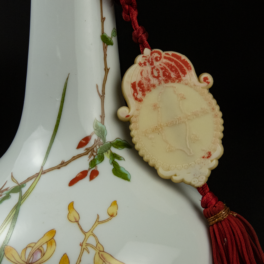 台灣光復四十週年紀念 仿國立故宮博物院藏品琺瑯花卉錐把瓶 台灣菸酒公賣局-細節圖4