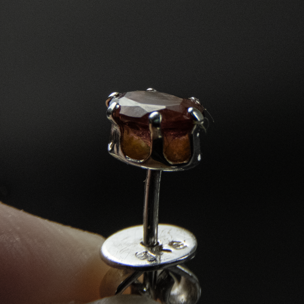 白K金六爪鑲嵌貓眼形狀紅色寶石耳釘-細節圖2