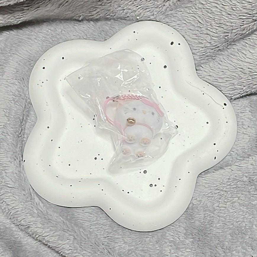 𝗟𝗶𝗻𝗦𝗵𝗼𝗽 現貨｜三麗鷗 植絨貓咪公仔 吊飾 KITTY 美樂蒂 庫洛米 玉桂狗 帕恰狗 鈴鐺掛件 書包掛飾-細節圖2