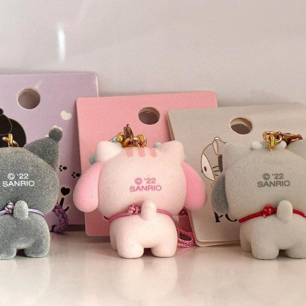 𝗟𝗶𝗻𝗦𝗵𝗼𝗽 現貨｜三麗鷗 植絨貓咪公仔 吊飾 KITTY 美樂蒂 庫洛米 玉桂狗 帕恰狗 鈴鐺掛件 書包掛飾-細節圖5