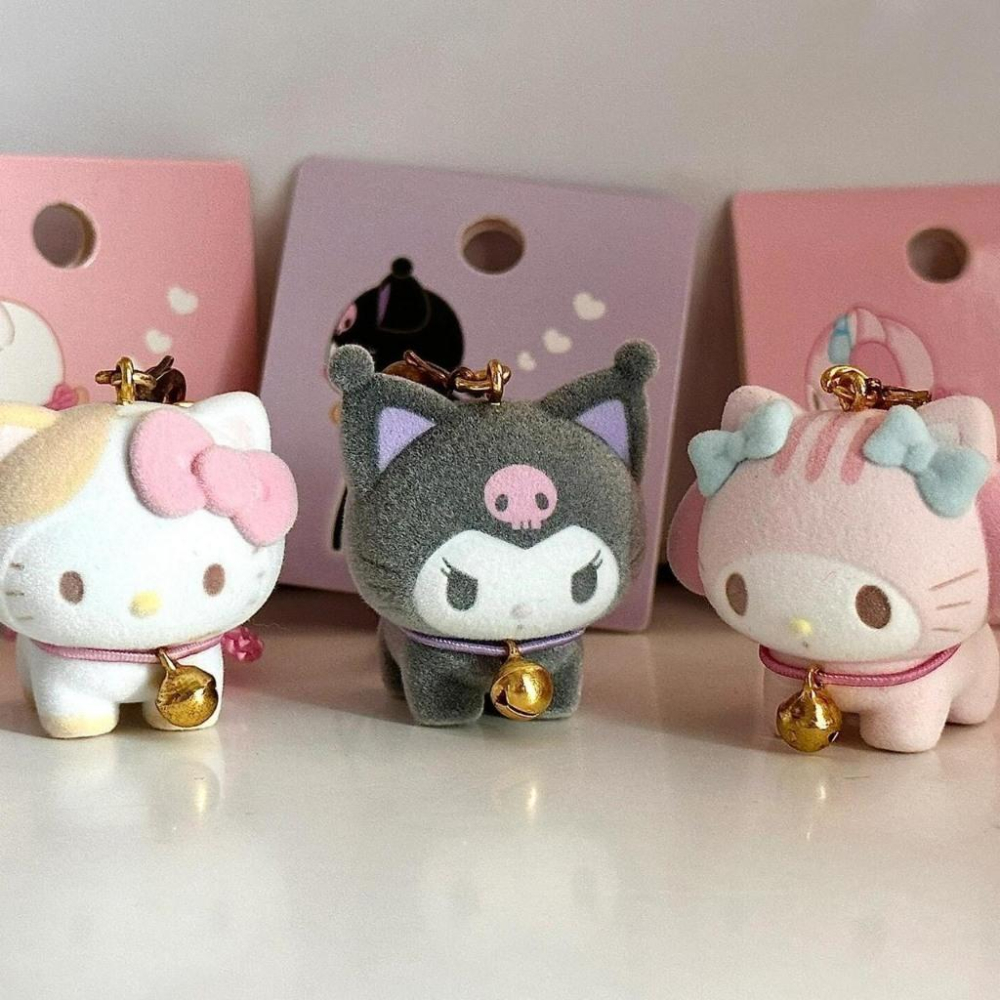 𝗟𝗶𝗻𝗦𝗵𝗼𝗽 現貨｜三麗鷗 植絨貓咪公仔 吊飾 KITTY 美樂蒂 庫洛米 玉桂狗 帕恰狗 鈴鐺掛件 書包掛飾-細節圖9