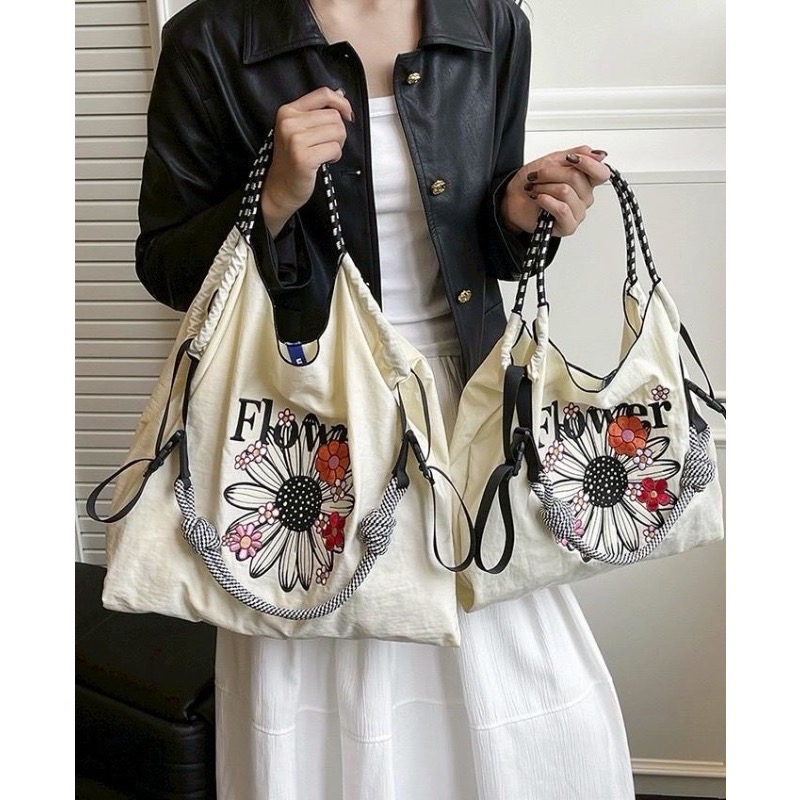 【限時預購】三用輕量感 ♡ 精緻刺繡小雛菊尼龍包 (三色/兩尺寸)-細節圖2