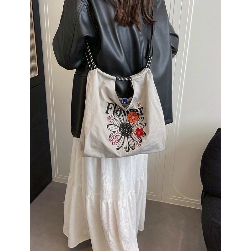 【限時預購】三用輕量感 ♡ 精緻刺繡小雛菊尼龍包 (三色/兩尺寸)-細節圖4