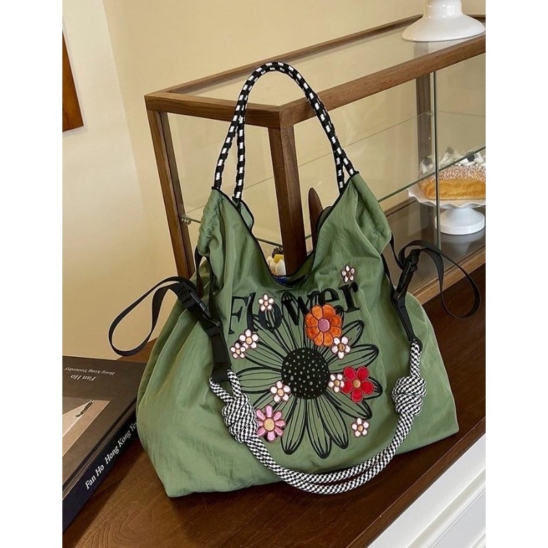 【限時預購】三用輕量感 ♡ 精緻刺繡小雛菊尼龍包 (三色/兩尺寸)-細節圖5