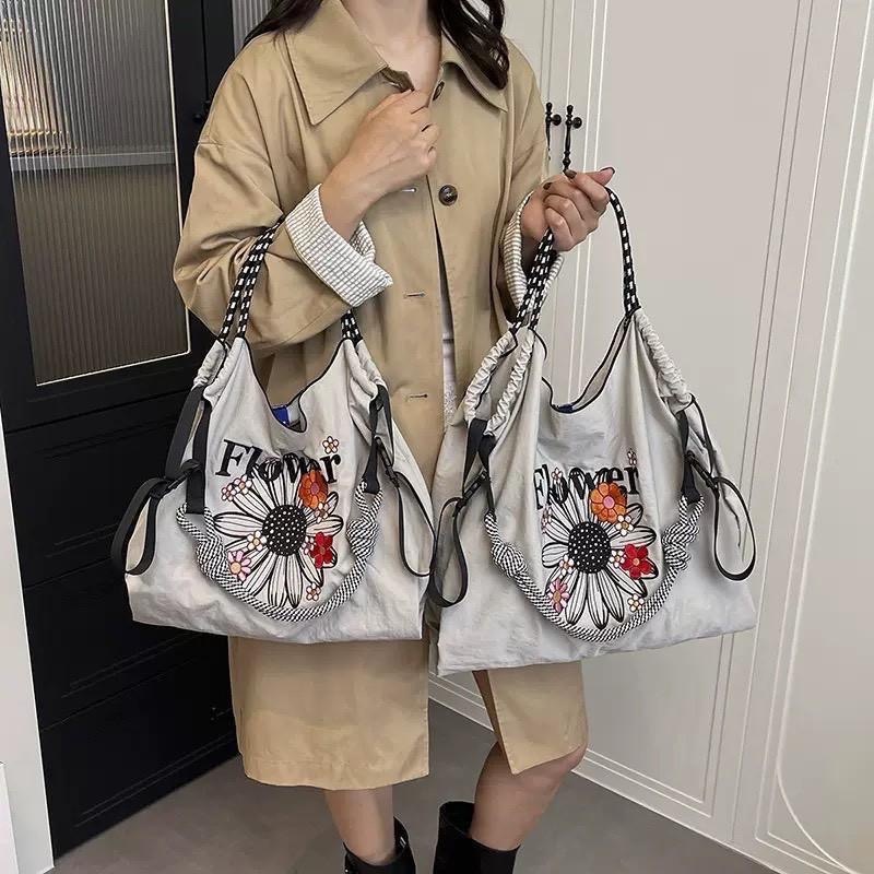 【限時預購】三用輕量感 ♡ 精緻刺繡小雛菊尼龍包 (三色/兩尺寸)-細節圖6