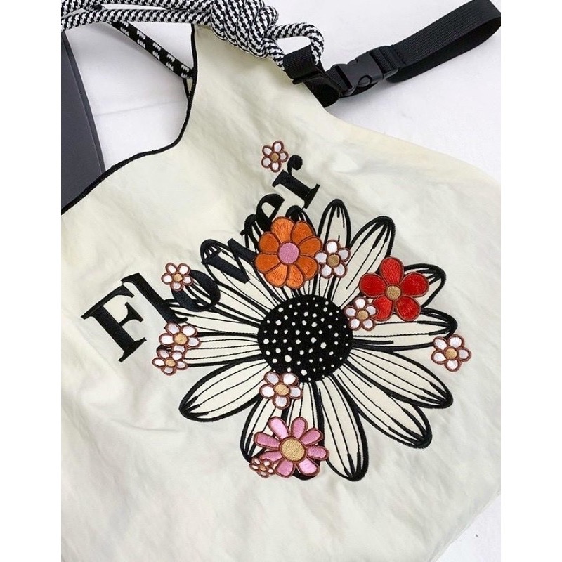 【限時預購】三用輕量感 ♡ 精緻刺繡小雛菊尼龍包 (三色/兩尺寸)-細節圖8