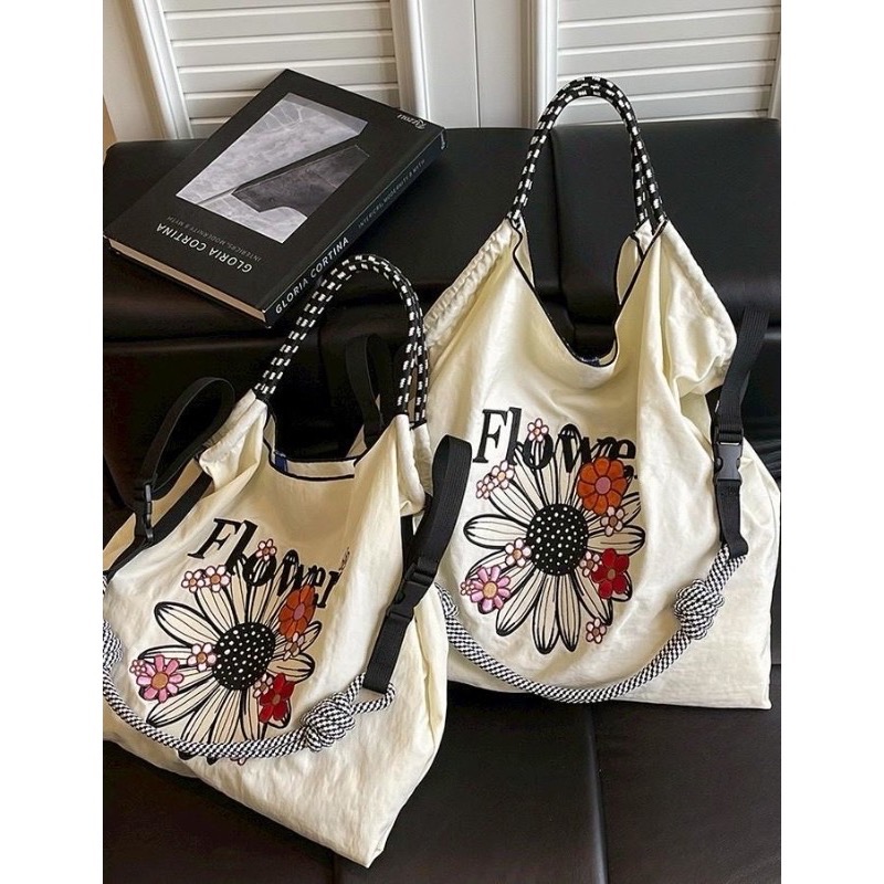 【限時預購】三用輕量感 ♡ 精緻刺繡小雛菊尼龍包 (三色/兩尺寸)-細節圖10