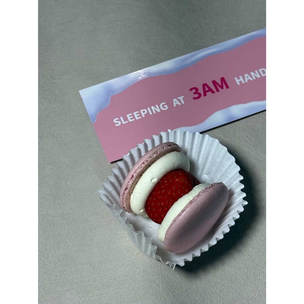 5天內出貨｜冬季限定精品草莓馬卡龍｜嚴選大湖新鮮草莓 Kiri乳酪愛馬仕 法國進口奶油 手工精緻禮盒-細節圖3