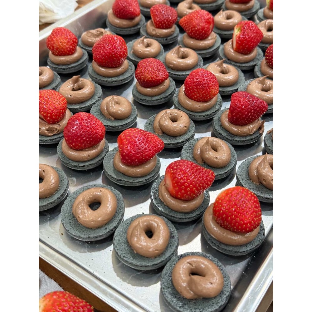 5天內出貨｜冬季限定精品草莓馬卡龍｜嚴選大湖新鮮草莓 Kiri乳酪愛馬仕 法國進口奶油 手工精緻禮盒-細節圖5