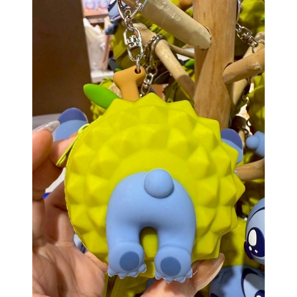 預購｜新加坡限定 ｜ 史迪奇榴槤造型鑰匙圈零錢包 立體榴槤外殼 史迪奇小屁屁設計 實用收納掛飾 迪士尼控必收-細節圖2