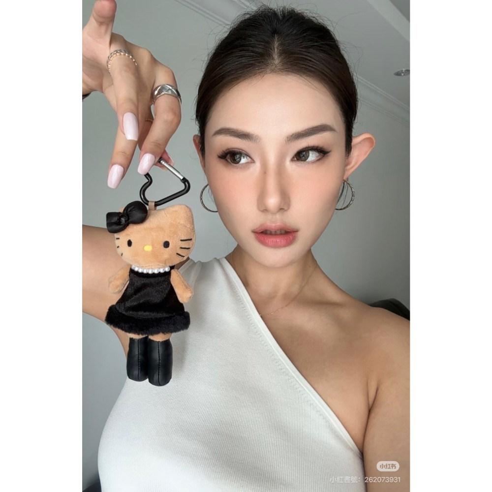 現貨供應 ｜ 三麗鷗日本限定 長腿 Kitty 吊飾 時尚小麥肌 超模比例 豹紋/洋裝款 愛心吊飾扣 聖誕交換禮物首選-細節圖2