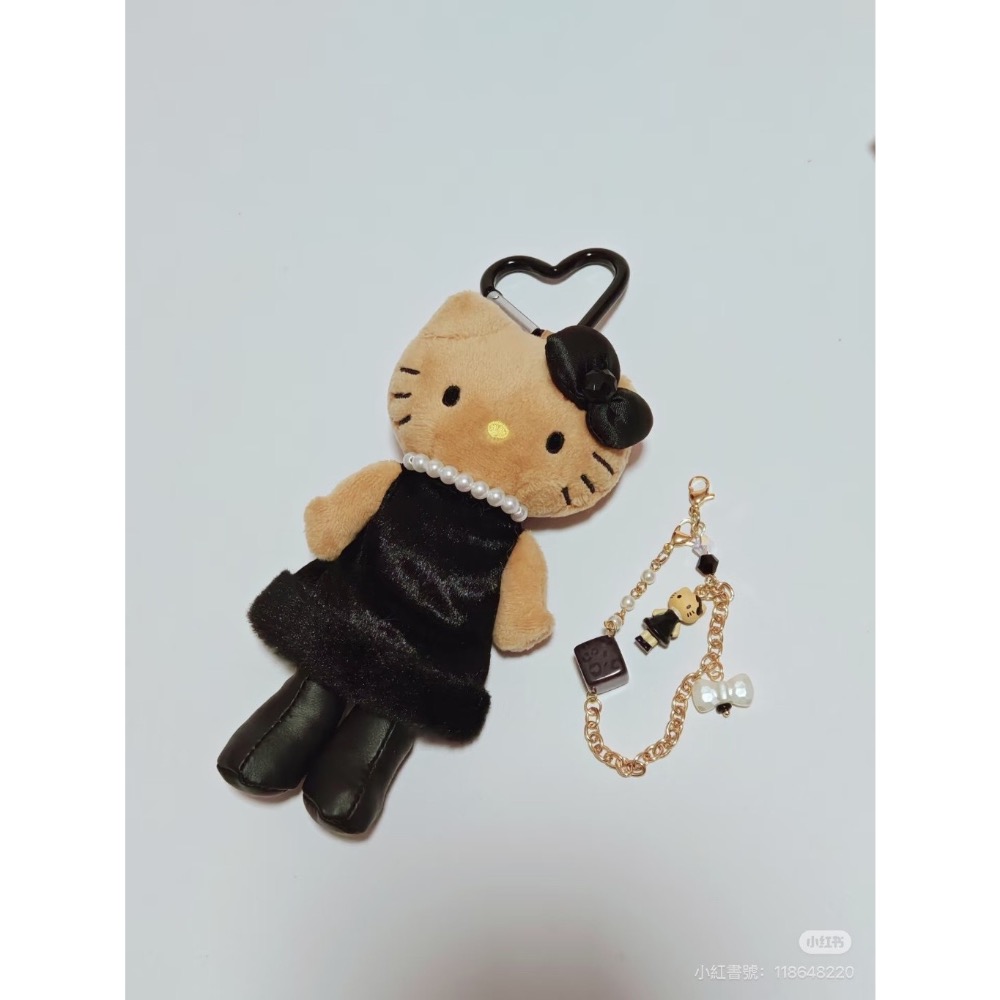 現貨供應 ｜ 三麗鷗日本限定 長腿 Kitty 吊飾 時尚小麥肌 超模比例 豹紋/洋裝款 愛心吊飾扣 聖誕交換禮物首選-細節圖3