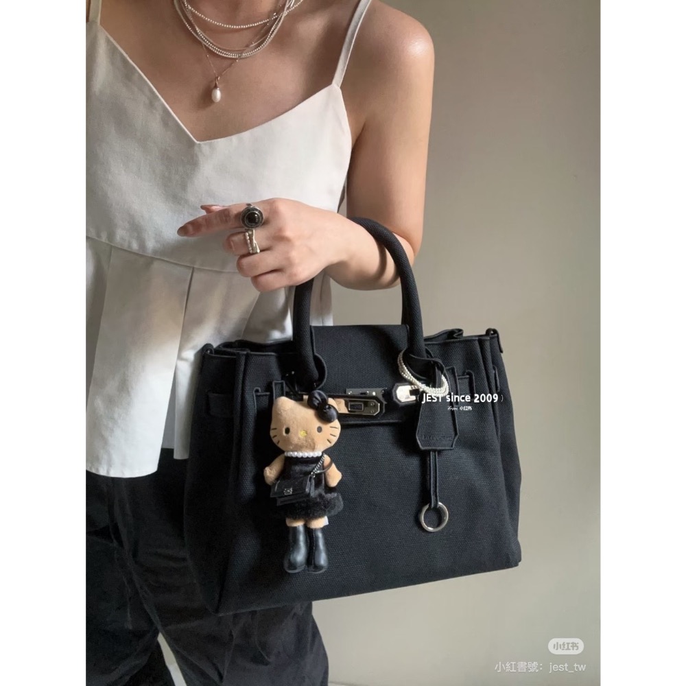 現貨供應 ｜ 三麗鷗日本限定 長腿 Kitty 吊飾 時尚小麥肌 超模比例 豹紋/洋裝款 愛心吊飾扣 聖誕交換禮物首選-細節圖5