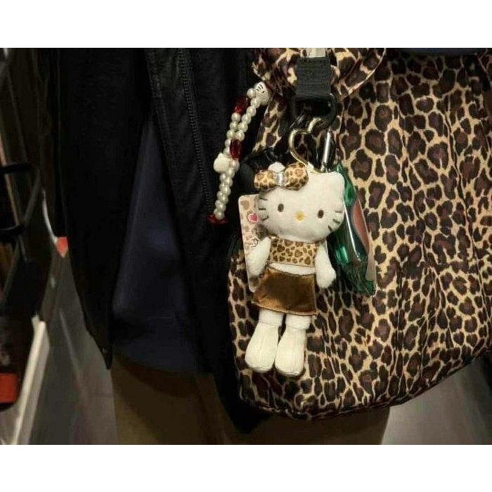 現貨供應 ｜ 三麗鷗日本限定 長腿 Kitty 吊飾 時尚小麥肌 超模比例 豹紋/洋裝款 愛心吊飾扣 聖誕交換禮物首選-細節圖6