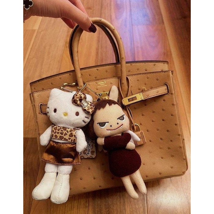 現貨供應 ｜ 三麗鷗日本限定 長腿 Kitty 吊飾 時尚小麥肌 超模比例 豹紋/洋裝款 愛心吊飾扣 聖誕交換禮物首選-細節圖7