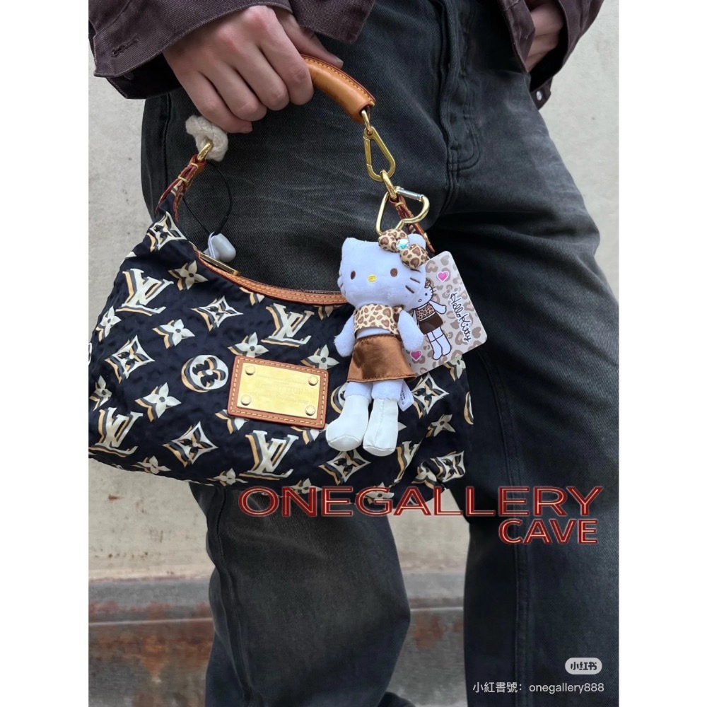 現貨供應 ｜ 三麗鷗日本限定 長腿 Kitty 吊飾 時尚小麥肌 超模比例 豹紋/洋裝款 愛心吊飾扣 聖誕交換禮物首選-細節圖9