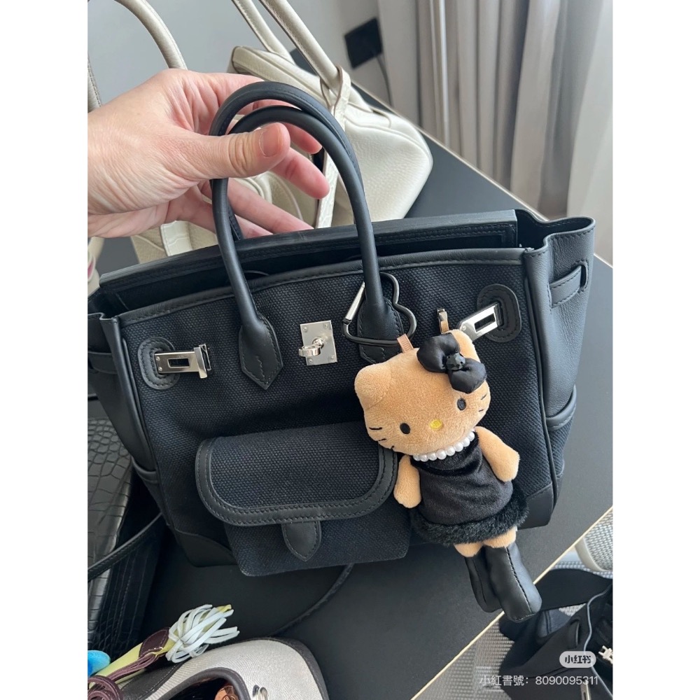 現貨供應 ｜ 三麗鷗日本限定 長腿 Kitty 吊飾 時尚小麥肌 超模比例 豹紋/洋裝款 愛心吊飾扣 聖誕交換禮物首選-細節圖10