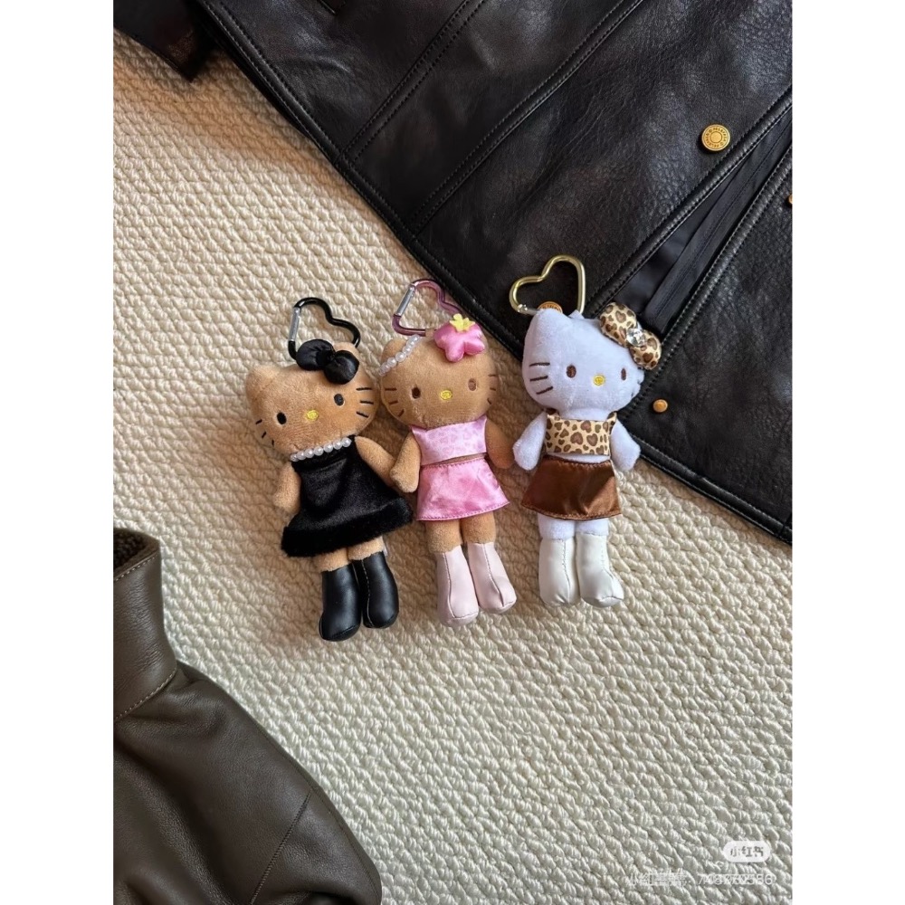 現貨供應 ｜ 三麗鷗日本限定 長腿 Kitty 吊飾 時尚小麥肌 超模比例 豹紋/洋裝款 愛心吊飾扣 聖誕交換禮物首選-細節圖11