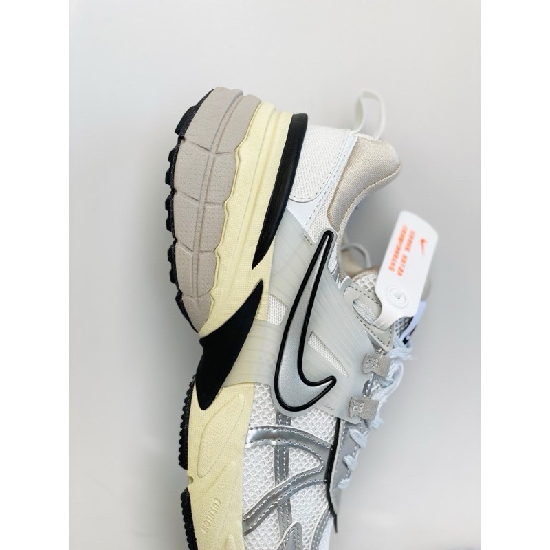 V2K Run Runtekk Summit White Metallic Silver 銀白色 跑步鞋 运动鞋 男女鞋-細節圖7