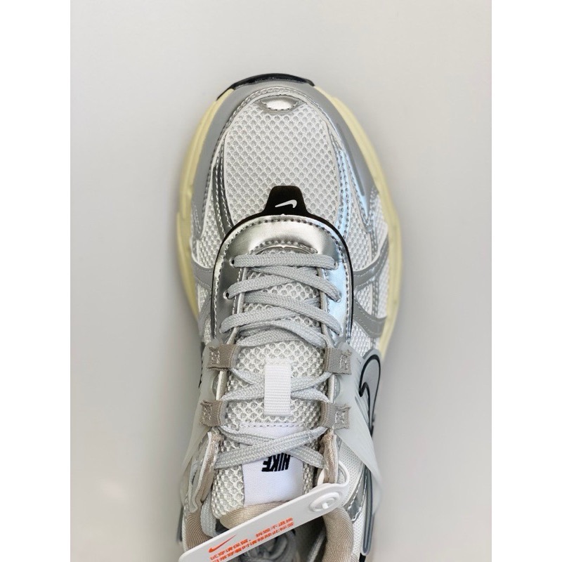 V2K Run Runtekk Summit White Metallic Silver 銀白色 跑步鞋 运动鞋 男女鞋-細節圖8