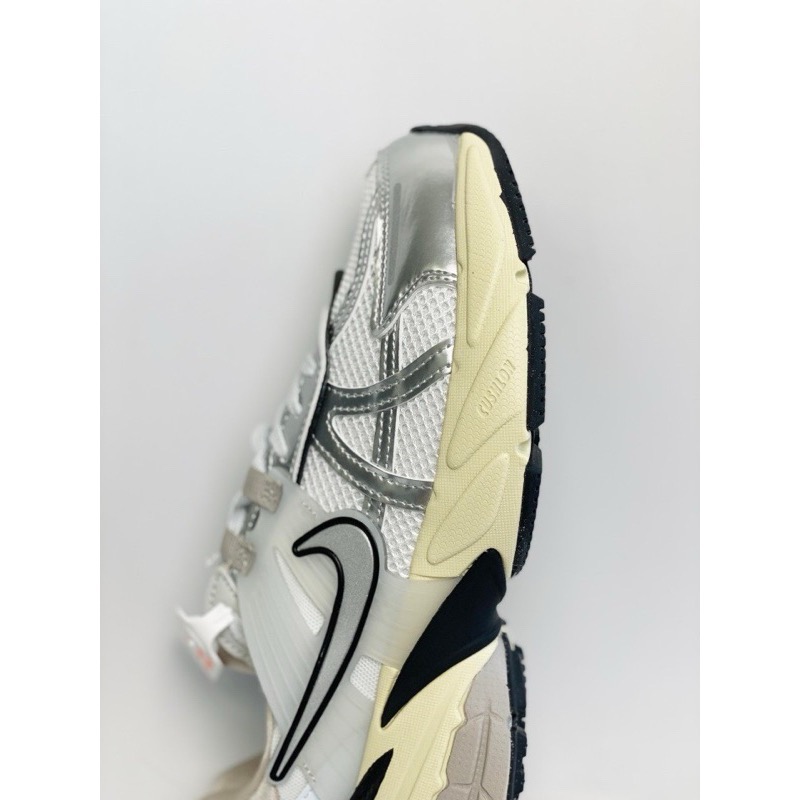 V2K Run Runtekk Summit White Metallic Silver 銀白色 跑步鞋 运动鞋 男女鞋-細節圖9