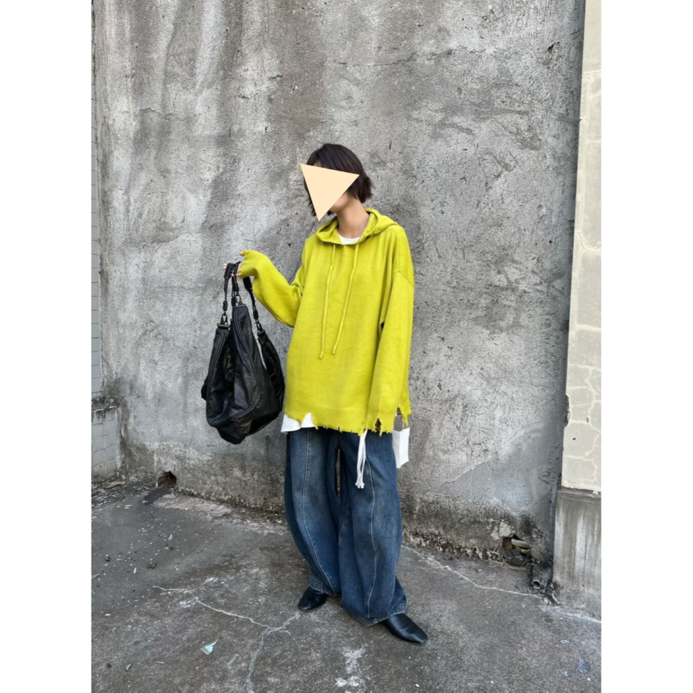 12月零動腦的穿搭公式~舒服輕鬆好穿破邊連帽tee-細節圖2