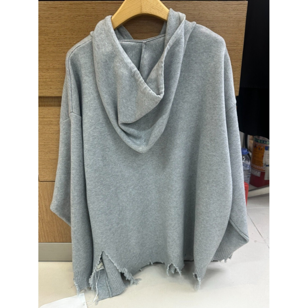 12月零動腦的穿搭公式~舒服輕鬆好穿破邊連帽tee-細節圖9