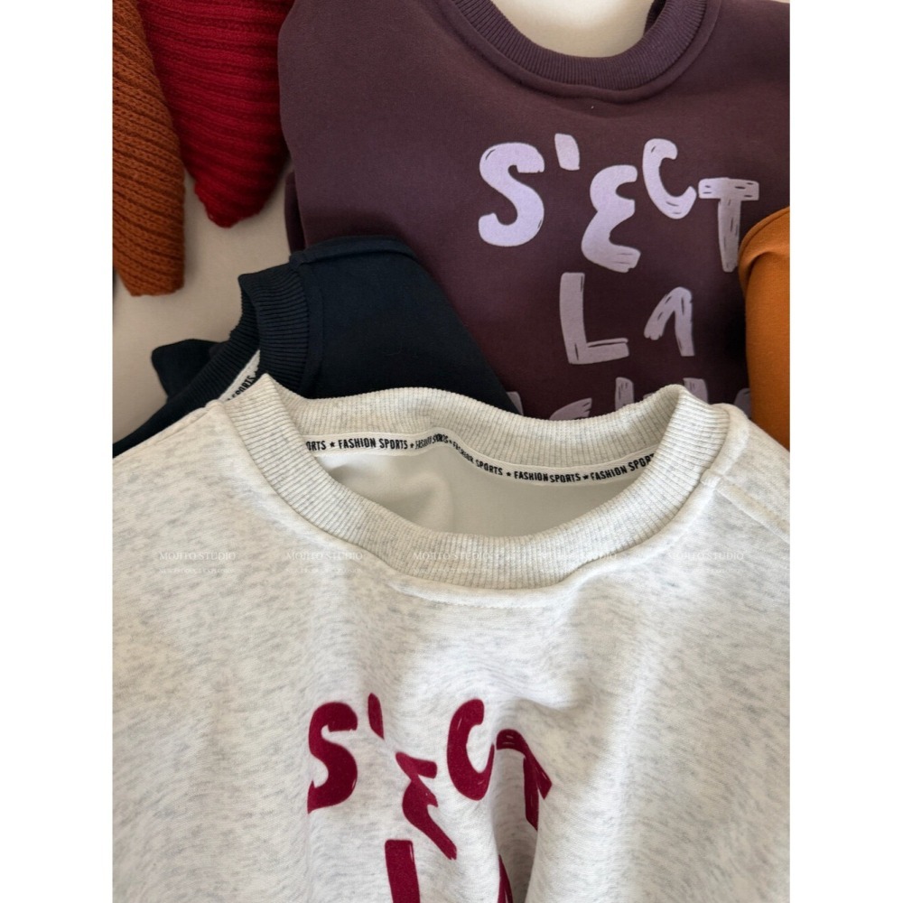 12月零動腦的穿搭公式~絕對保暖絕對喜歡字母印花長tee配披肩-細節圖3