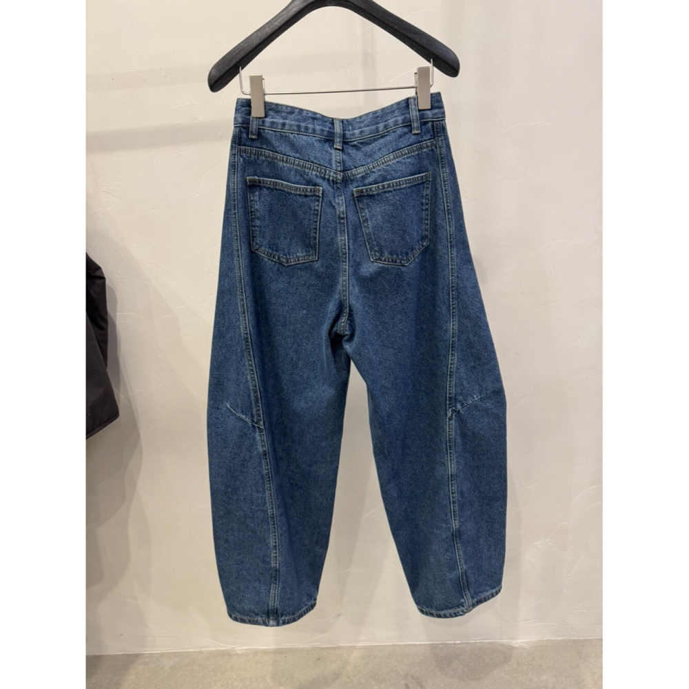 12月零動腦的穿搭公式~太帥毫不費力穿搭彎刀牛仔褲-細節圖5