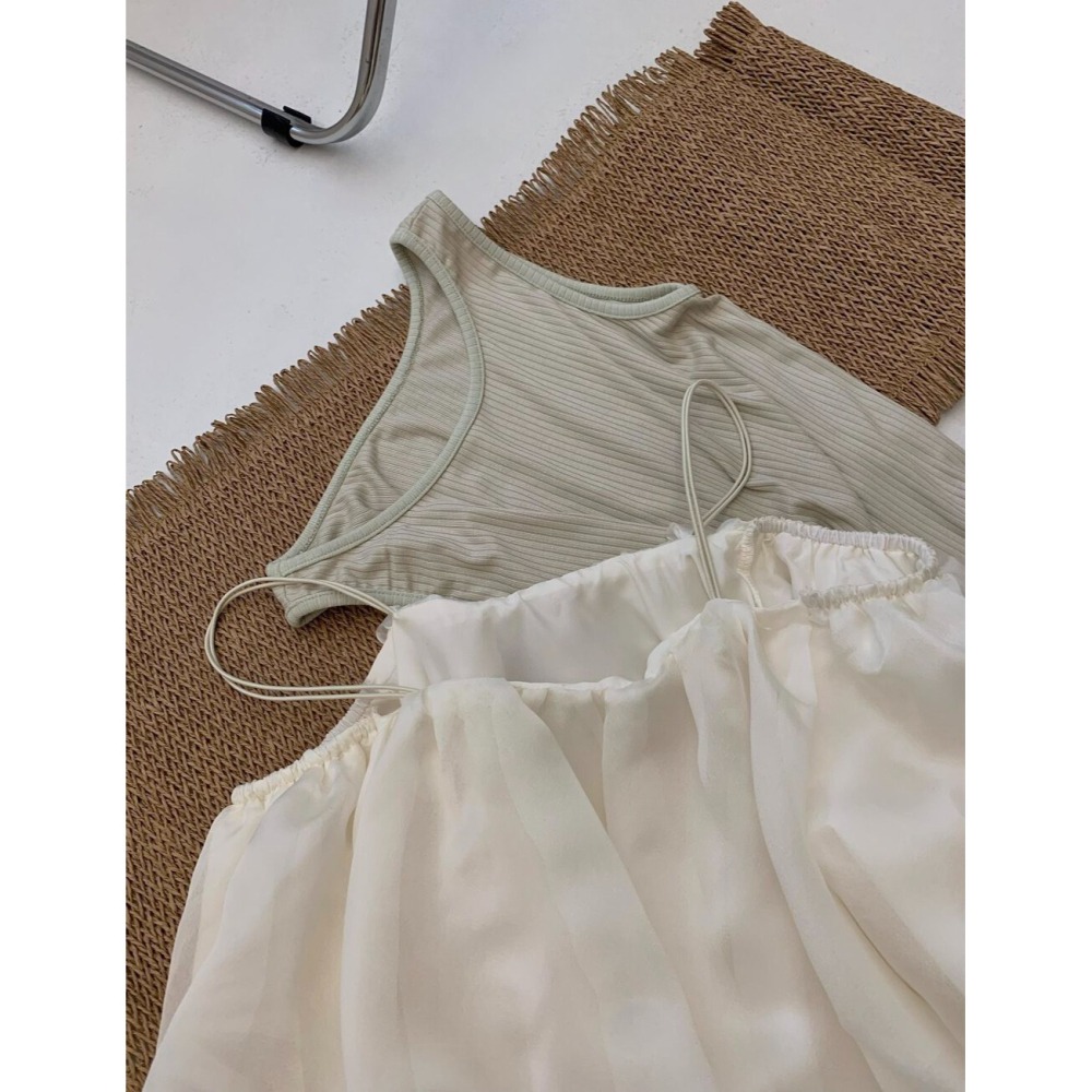 4月遲早要迎接暖春盛夏~鎖骨狙擊甜美花苞吊帶小衫+針織背心-細節圖7