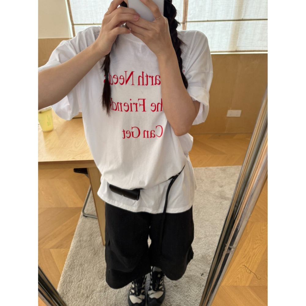 4月遲早要迎接暖春盛夏~The Earth Needs字母印花短T-細節圖2