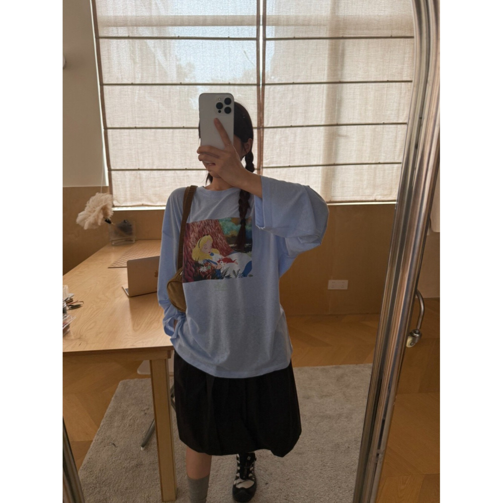 4月遲早要迎接暖春盛夏~愛麗絲卡通印花長T-細節圖2