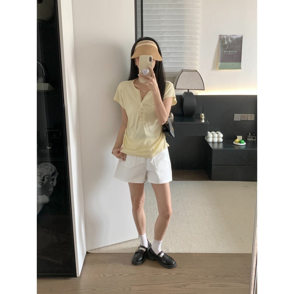 6月~普通的圓領T恤穿不好真的很像睡衣或汗衫，但這件多了亨利領的小排扣和口袋，套上去直接就是法式慵懶 正肩短T-細節圖2