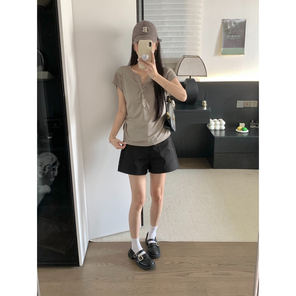 6月~普通的圓領T恤穿不好真的很像睡衣或汗衫，但這件多了亨利領的小排扣和口袋，套上去直接就是法式慵懶 正肩短T-細節圖3