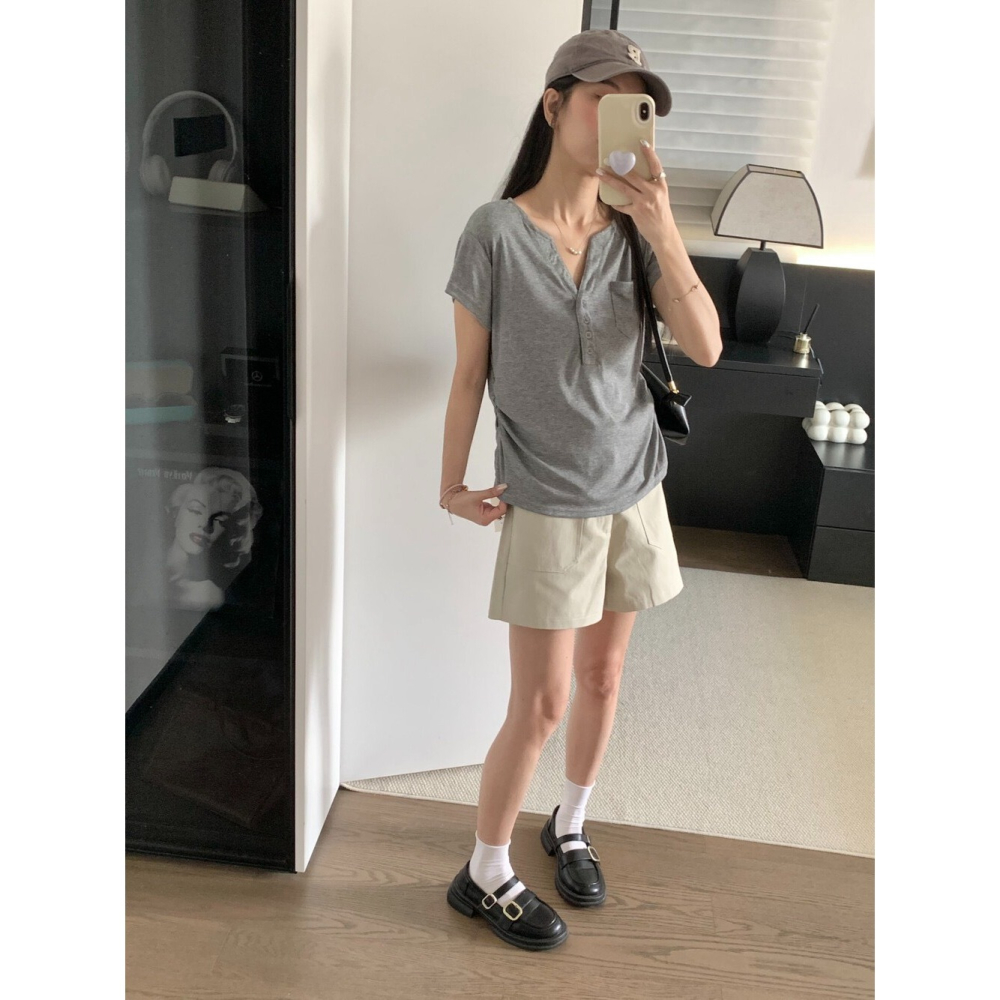 6月~普通的圓領T恤穿不好真的很像睡衣或汗衫，但這件多了亨利領的小排扣和口袋，套上去直接就是法式慵懶 正肩短T-細節圖4