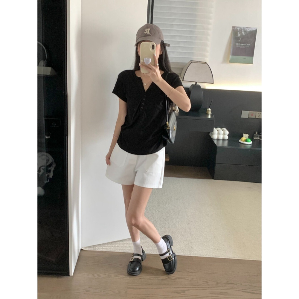 6月~普通的圓領T恤穿不好真的很像睡衣或汗衫，但這件多了亨利領的小排扣和口袋，套上去直接就是法式慵懶 正肩短T-細節圖5