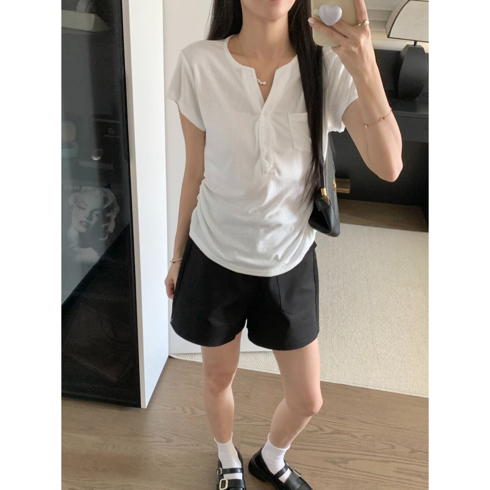 6月~普通的圓領T恤穿不好真的很像睡衣或汗衫，但這件多了亨利領的小排扣和口袋，套上去直接就是法式慵懶 正肩短T-細節圖6