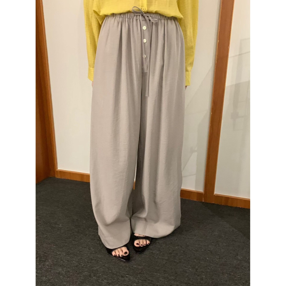 6月~夏天出門不想穿得太緊繃又不能太隨便，3顆鈕扣休閒褲就是衣櫃裡的萬能解套方案-細節圖2