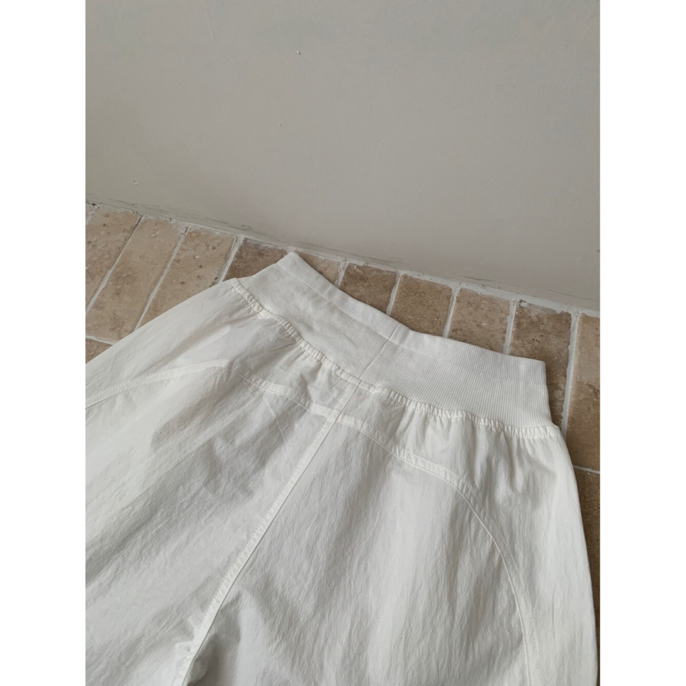 6月~淡淡的微皺肌理，輕薄，大熱天穿它出門，完全是雙腿零束縛的最高享受 休閒褲-細節圖6