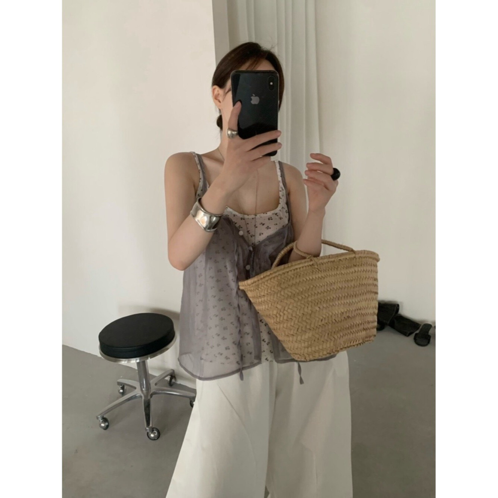 6月~兩件疊穿在一起，內層的碎花在網紗下若隱若現，有一種極具高級感的朦朧美！ 背心+小衫 套裝-細節圖2