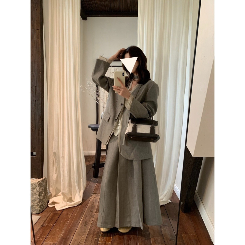 8月~自帶高級濾鏡的「氣質天花板」套裝來了 🕊️ 極簡無領拚接紗邊西外+壓摺裙 套裝-細節圖3