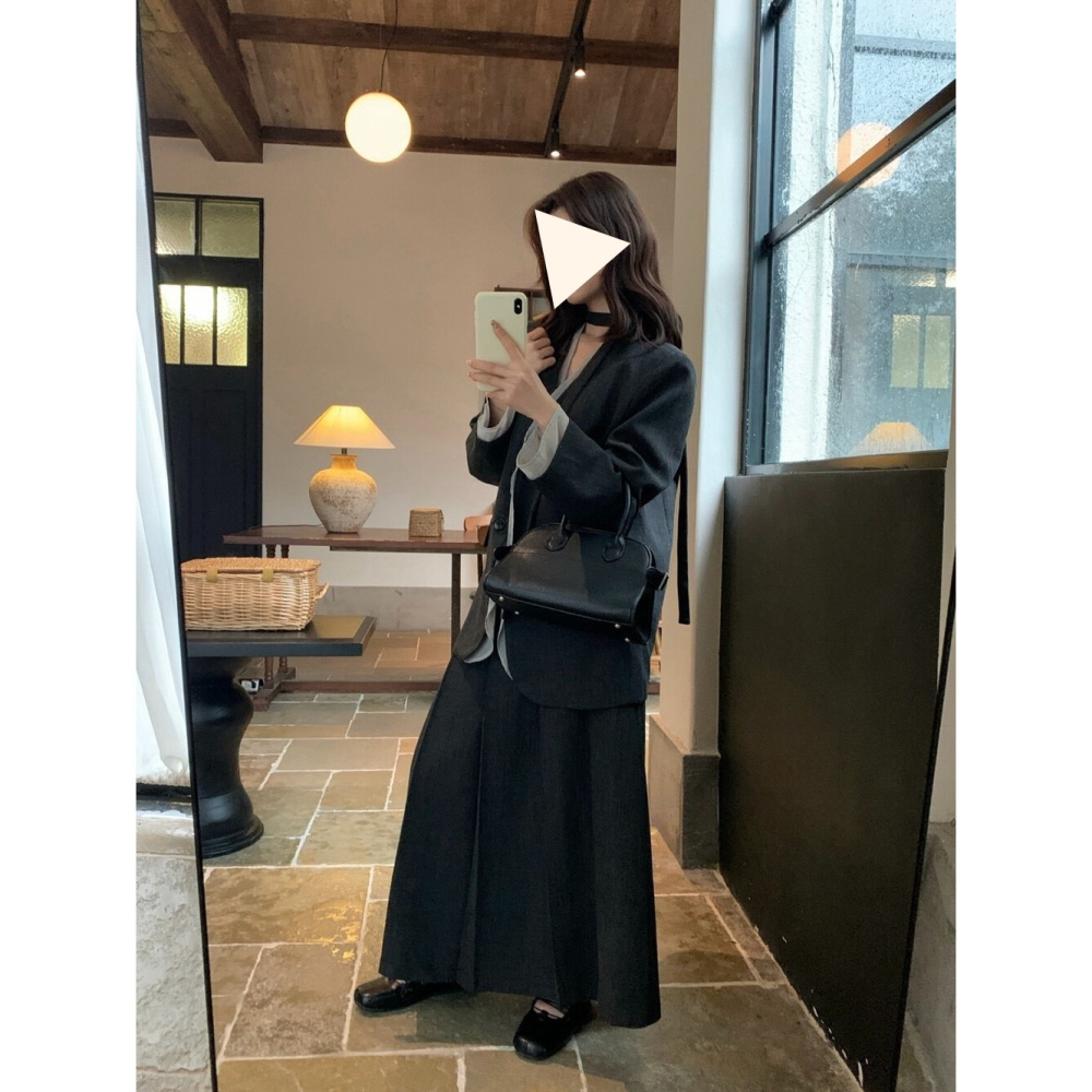 8月~自帶高級濾鏡的「氣質天花板」套裝來了 🕊️ 極簡無領拚接紗邊西外+壓摺裙 套裝-細節圖4