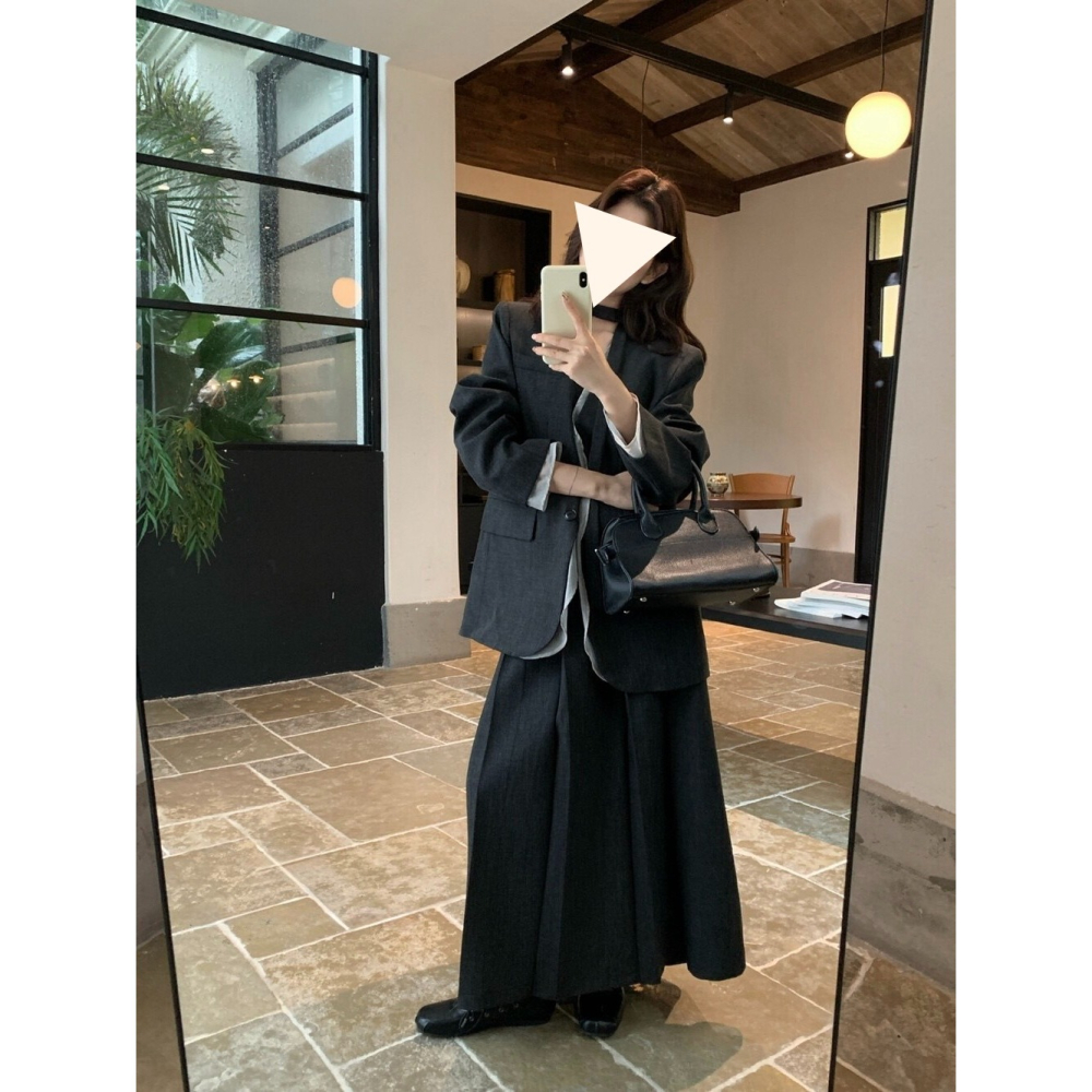 8月~自帶高級濾鏡的「氣質天花板」套裝來了 🕊️ 極簡無領拚接紗邊西外+壓摺裙 套裝-細節圖5