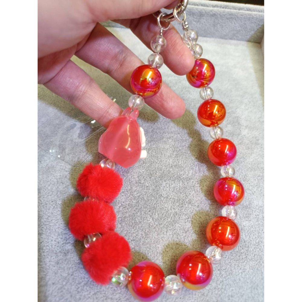 紅色小可愛-夜光珠手機吊飾-細節圖3