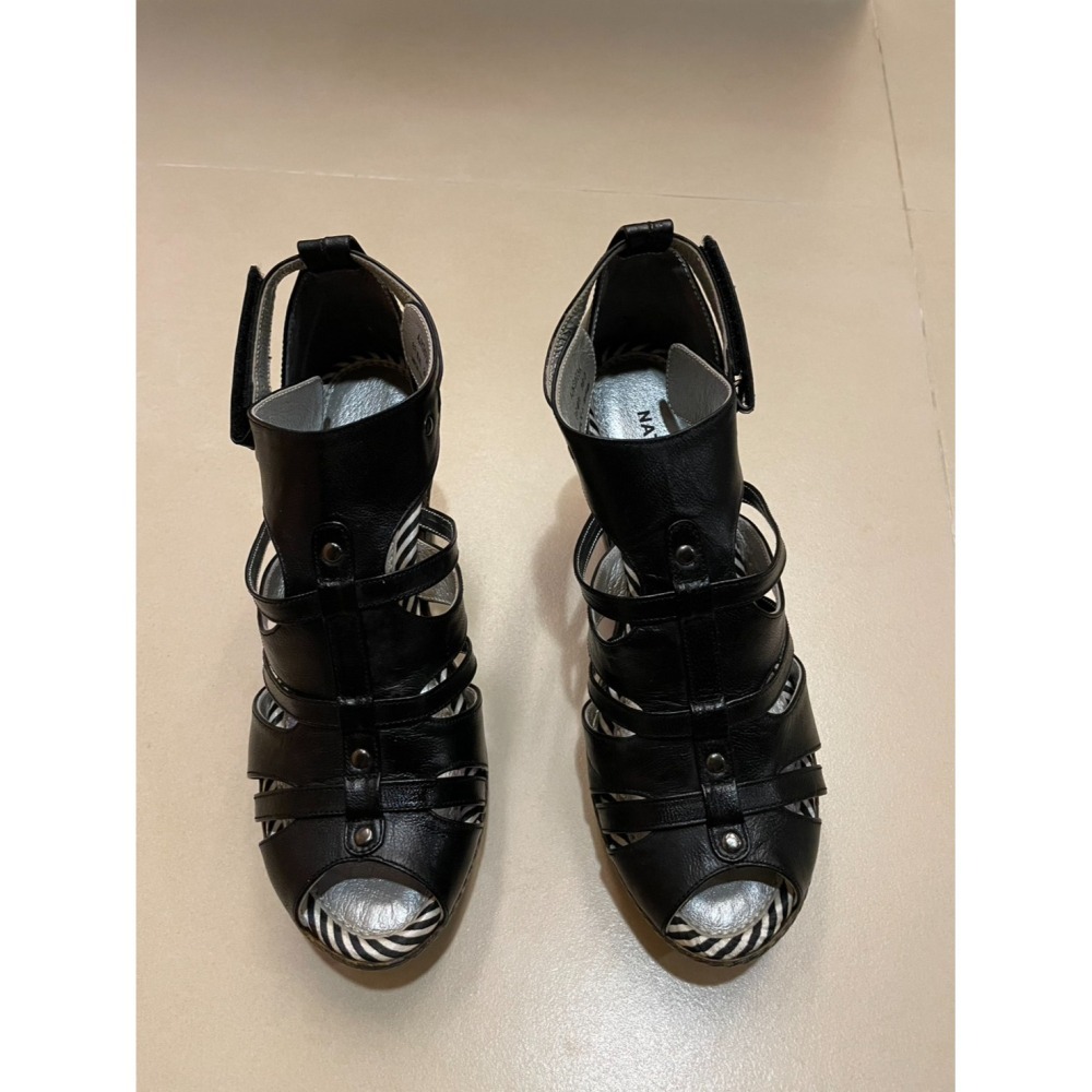 《低於3折亷讓/忘記穿了》【全新】NATURALLY JOJO 楔型羅馬羊皮涼鞋-黑色 尺寸:36-細節圖2