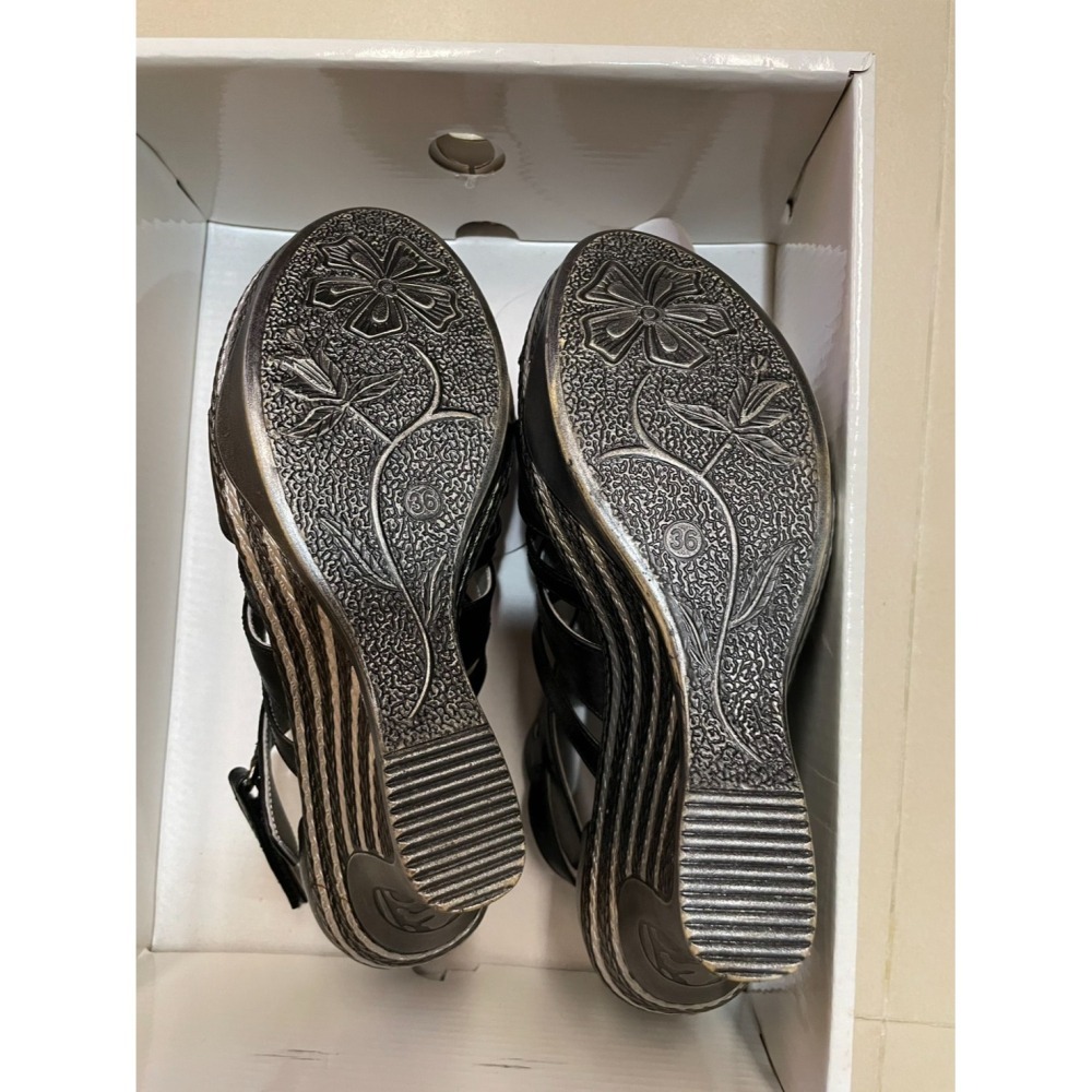 《低於3折亷讓/忘記穿了》【全新】NATURALLY JOJO 楔型羅馬羊皮涼鞋-黑色 尺寸:36-細節圖5